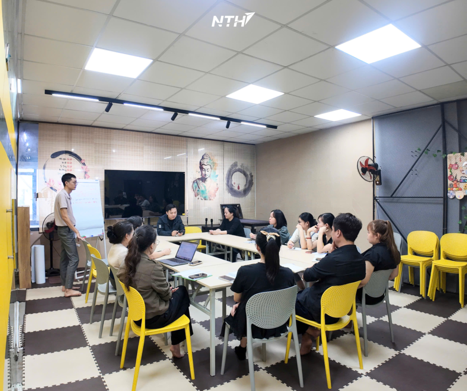 Họp chia sẻ nội bộ cùng cấp quản lý