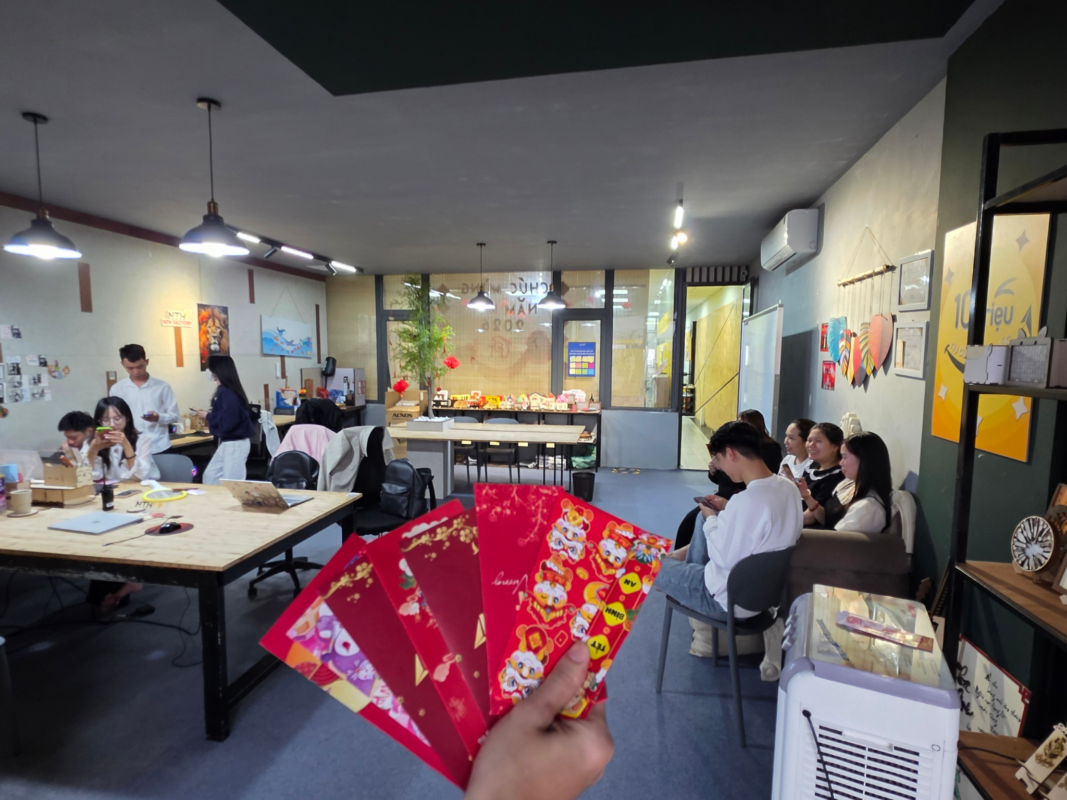 Bốc thăm lì xì đầu năm của các thành viên phòng Kinh doanh - Marketing và FBA