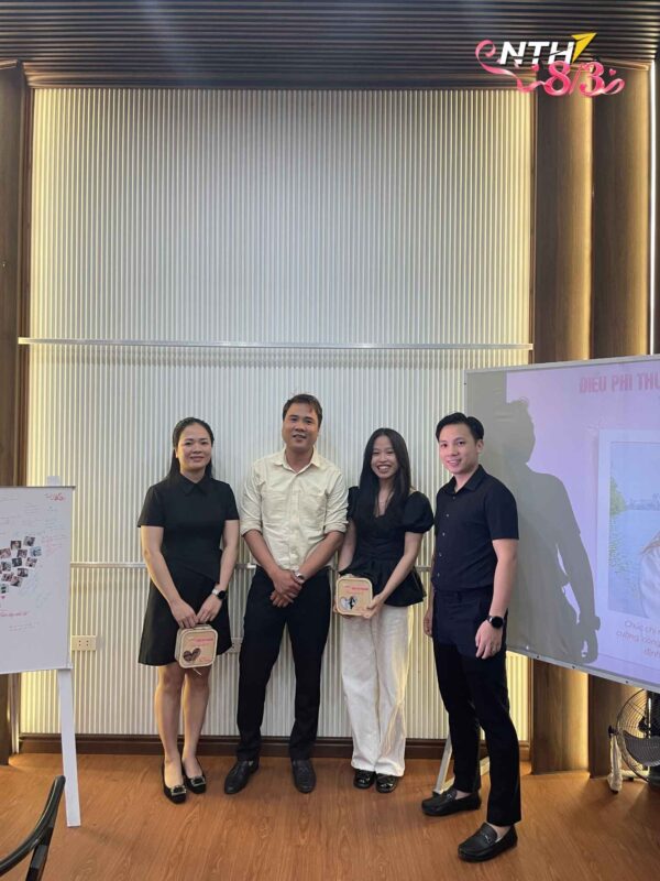 khoanh-khac-chi-em-nhan-qua